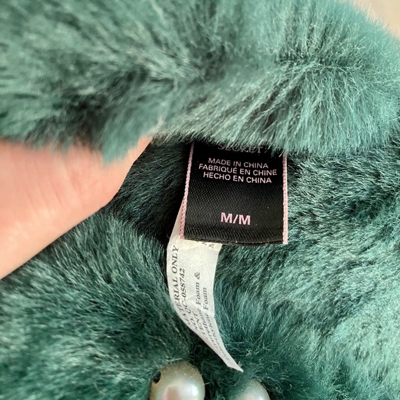 Victoria’s Secret Pearl Slippers - Picture 4 of 4